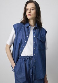 Джинсовая жилетка Джинсовая жилетка