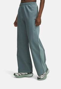 Спортивный костюм Спортивный костюм