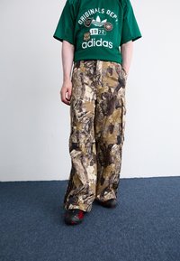 Брюки с накладными карманами Брюки с накладными карманами