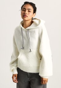 Пуловер с капюшоном Пуловер с капюшоном