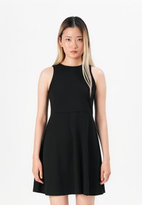 Короткое платье Короткое платье