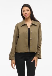 Блейзер с накладными карманами Блейзер с накладными карманами