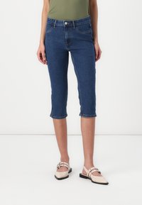 Короткие джинсы Короткие джинсы