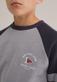 Лонгслив Лонгслив