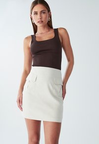 Юбка с накладными карманами Юбка с накладными карманами