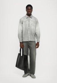 Свободные джинсы Свободные джинсы