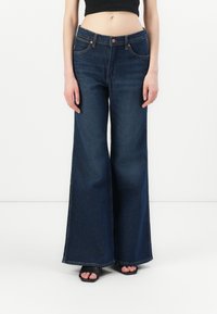 Клешеные джинсы Клешеные джинсы