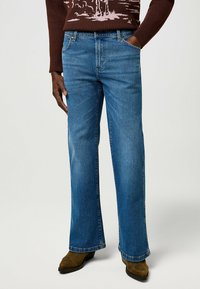 Клешеные джинсы Клешеные джинсы