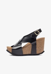 Босоножки на танкетке Босоножки на танкетке