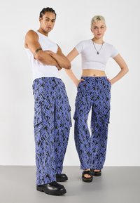 Брюки с накладными карманами Брюки с накладными карманами