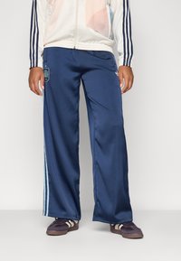 Спортивный костюм Спортивный костюм