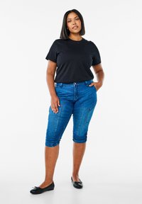 Короткие джинсы Короткие джинсы