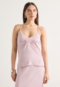 Топ на бретельках Топ на бретельках