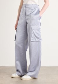 Брюки с накладными карманами Брюки с накладными карманами