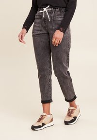 Короткие джинсы Короткие джинсы