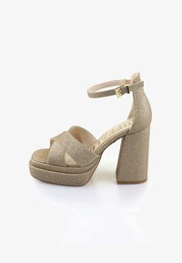 Босоножки на платформе Босоножки на платформе