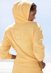 Пуловер с капюшоном Пуловер с капюшоном