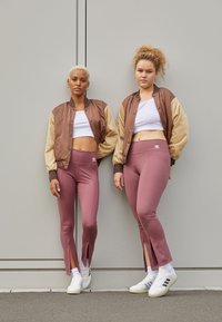 Леггинсы Леггинсы