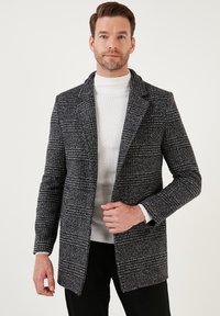 Короткое пальто Короткое пальто