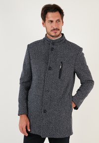 Короткое пальто Короткое пальто