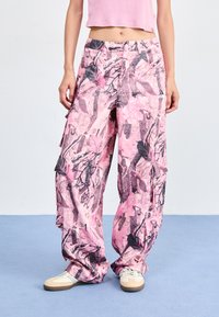 Брюки с накладными карманами Брюки с накладными карманами