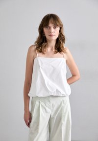 Топ на бретельках Топ на бретельках