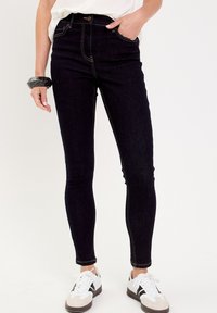 Короткие джинсы Короткие джинсы