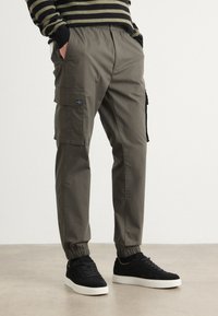 Брюки с накладными карманами Брюки с накладными карманами