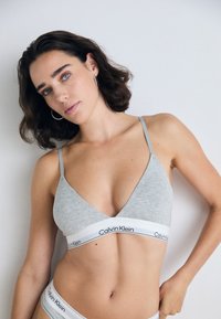 Бюстгальтер без косточек Бюстгальтер без косточек