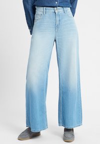 Клешеные джинсы Клешеные джинсы