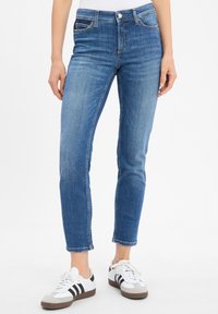 Короткие джинсы Короткие джинсы