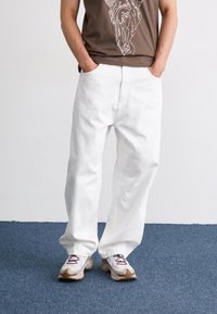 Свободные джинсы Свободные джинсы