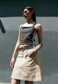 Юбка с накладными карманами Юбка с накладными карманами