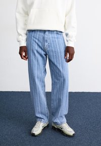 Свободные джинсы Свободные джинсы