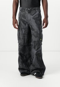 Брюки с накладными карманами Брюки с накладными карманами