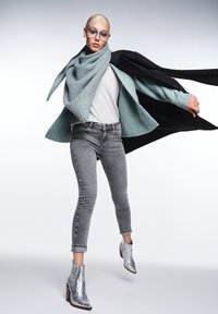 Короткие джинсы Короткие джинсы