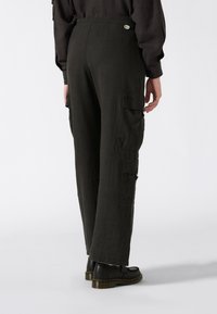 Брюки с накладными карманами Брюки с накладными карманами