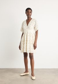 Короткое платье Короткое платье