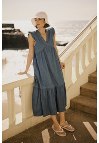 Джинсовое платье Джинсовое платье