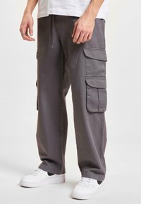 Брюки с накладными карманами Брюки с накладными карманами