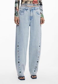 Свободные джинсы Свободные джинсы