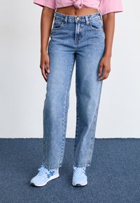 Свободные джинсы Свободные джинсы