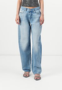 Свободные джинсы Свободные джинсы