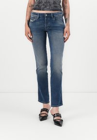 Узкие джинсы Узкие джинсы