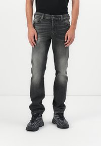 Прямые джинсы Прямые джинсы