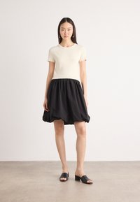 Короткое платье Короткое платье