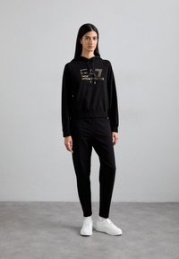 Спортивный костюм Спортивный костюм