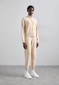 Спортивный костюм Спортивный костюм