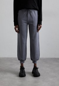 Спортивный костюм Спортивный костюм