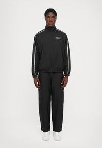 Спортивный костюм Спортивный костюм